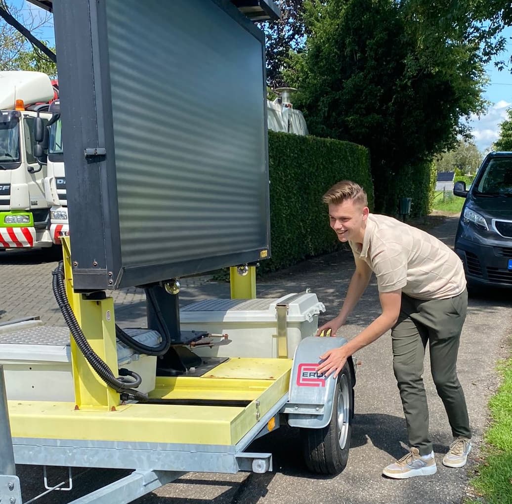 Goedkoop LED reclamebord huren bij LedsGo - Sander van Maastricht die tekstkar duwt